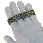 Junghans Damenuhr Titan Ref. 044/2302.4 auf der Hand, Ansicht des Titan-Gliederarmbands mit goldfarbenen Elementen